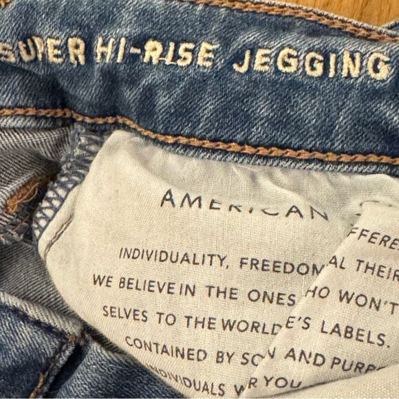 American Eagle Super Hi-Rise medium wash distressed jeggings pants size 6
 b11 - Picture 3 of 6